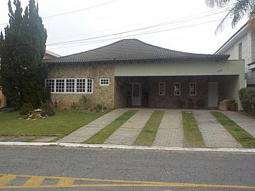 Alphaville Residencial 12 - T�rrea - 4 dorms/2su�te, piscina